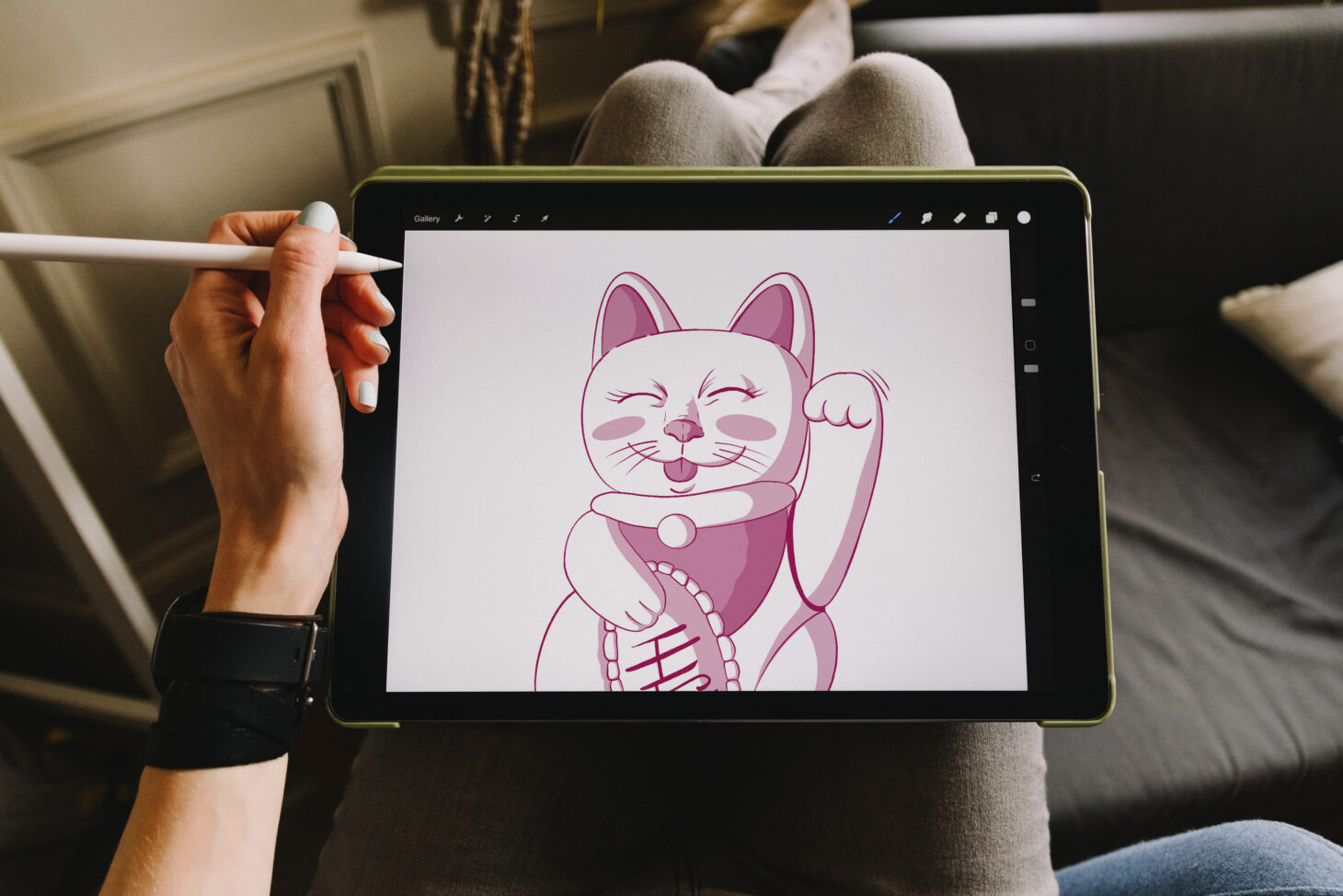 Zeichnung von Philipp Krüger bei Procreate auf einem iPad: Katze mit Winkearm, Frau hält Applepencil in der Hand