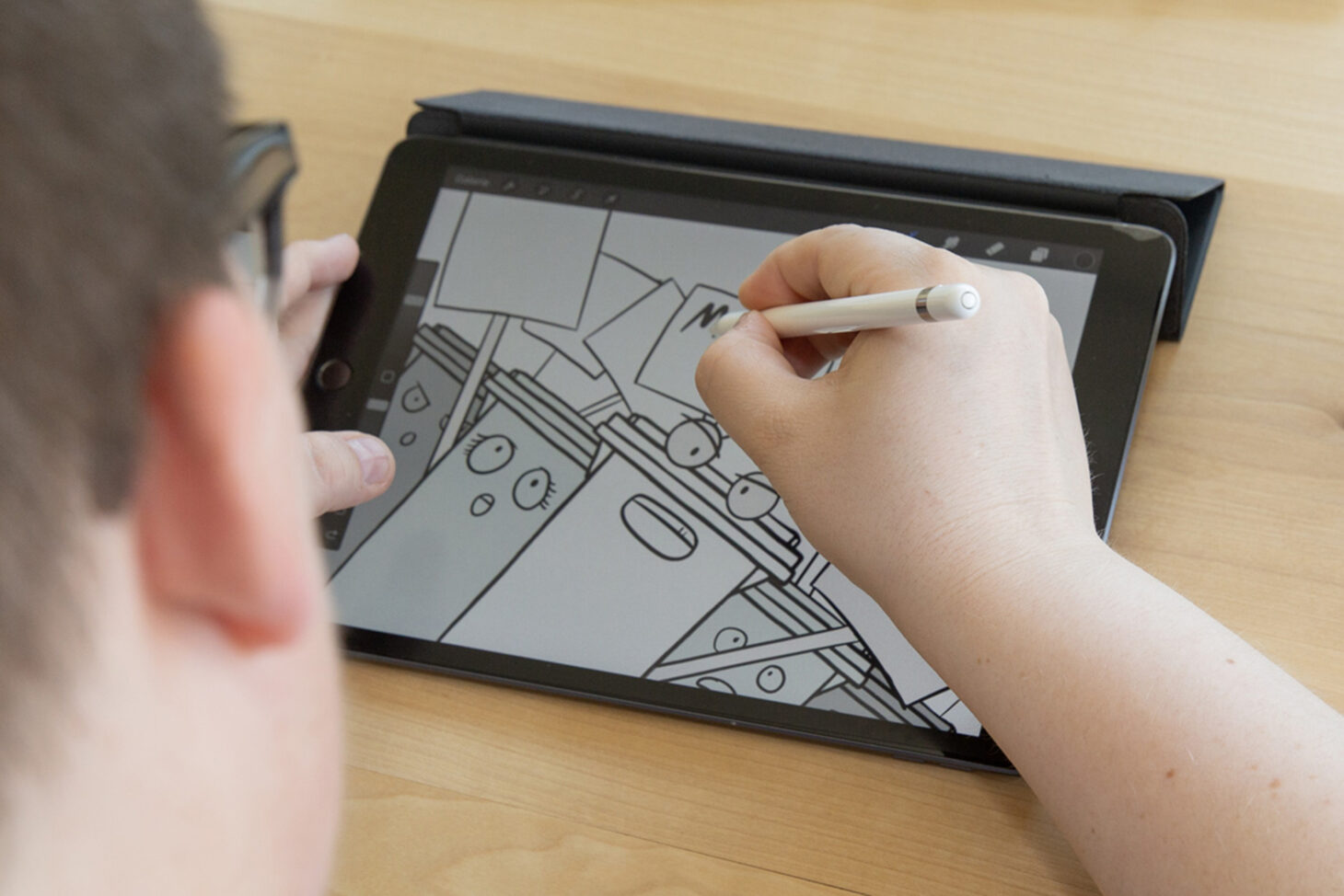 Philipp Krüger, Mediengestalter von schweitzer media gmbh, zeichnet die Biotonnendemo auf dem iPad mit einem ApplePencil